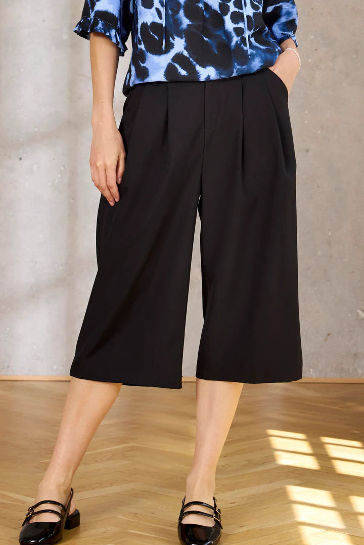 Dorika Bermuda Lang Shorts - Black